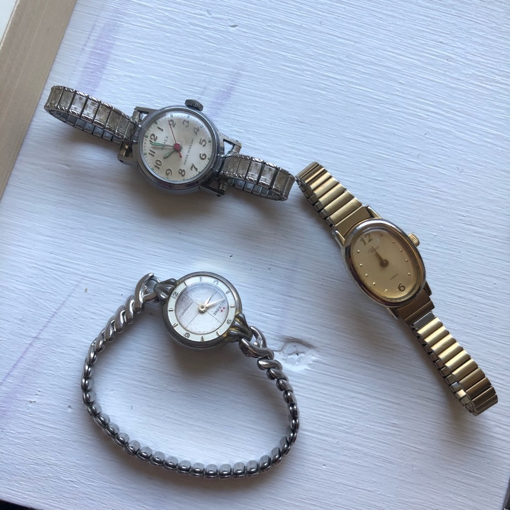 Multiple vintage watches